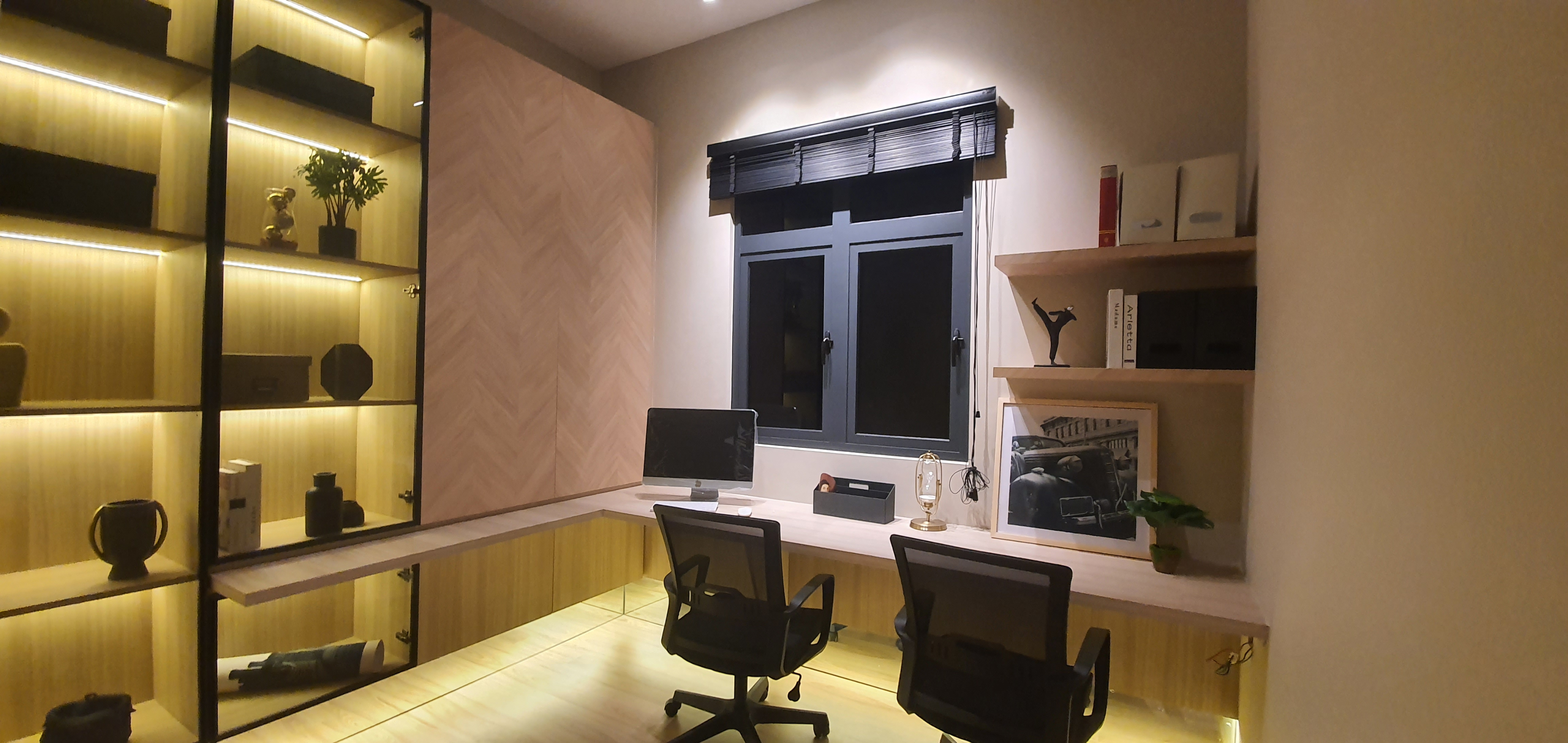 close-up of flowers on vine